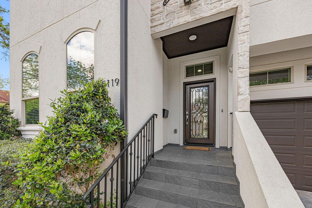 Image 4 of property listing at 5119 Locust Street, Bellaire, TX 77401