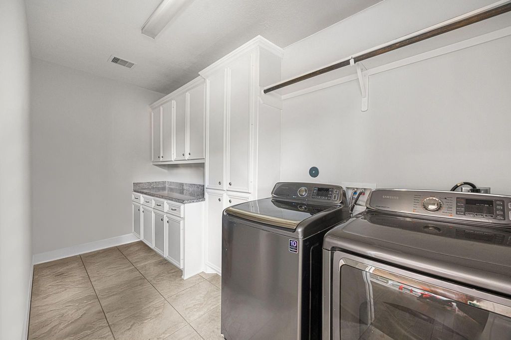 Image 41 of property listing at 5119 Locust Street, Bellaire, TX 77401