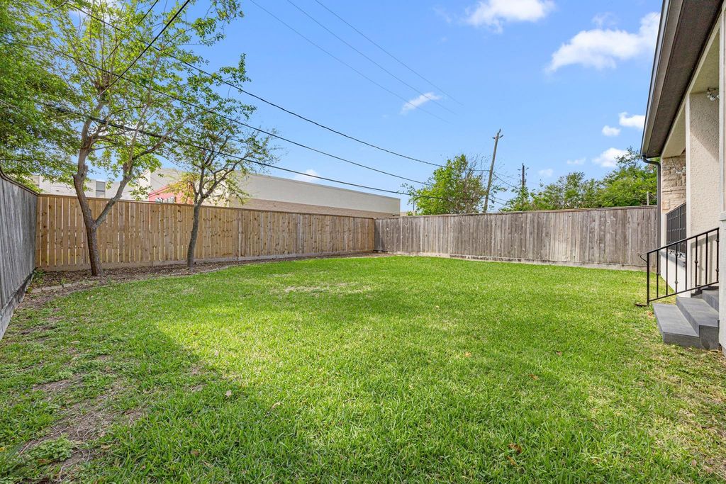 Image 43 of property listing at 5119 Locust Street, Bellaire, TX 77401