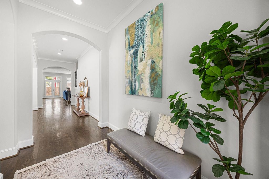 Image 6 of property listing at 5119 Locust Street, Bellaire, TX 77401