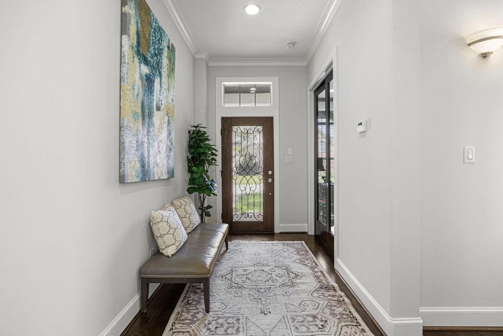 Image 7 of property listing at 5119 Locust Street, Bellaire, TX 77401