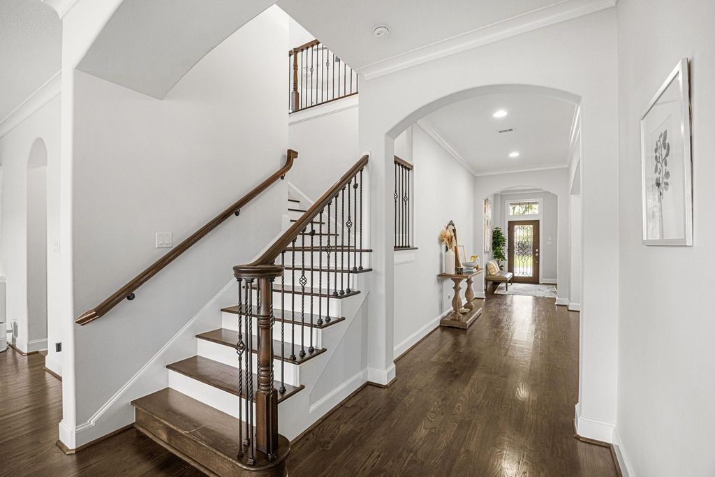 Image 8 of property listing at 5119 Locust Street, Bellaire, TX 77401