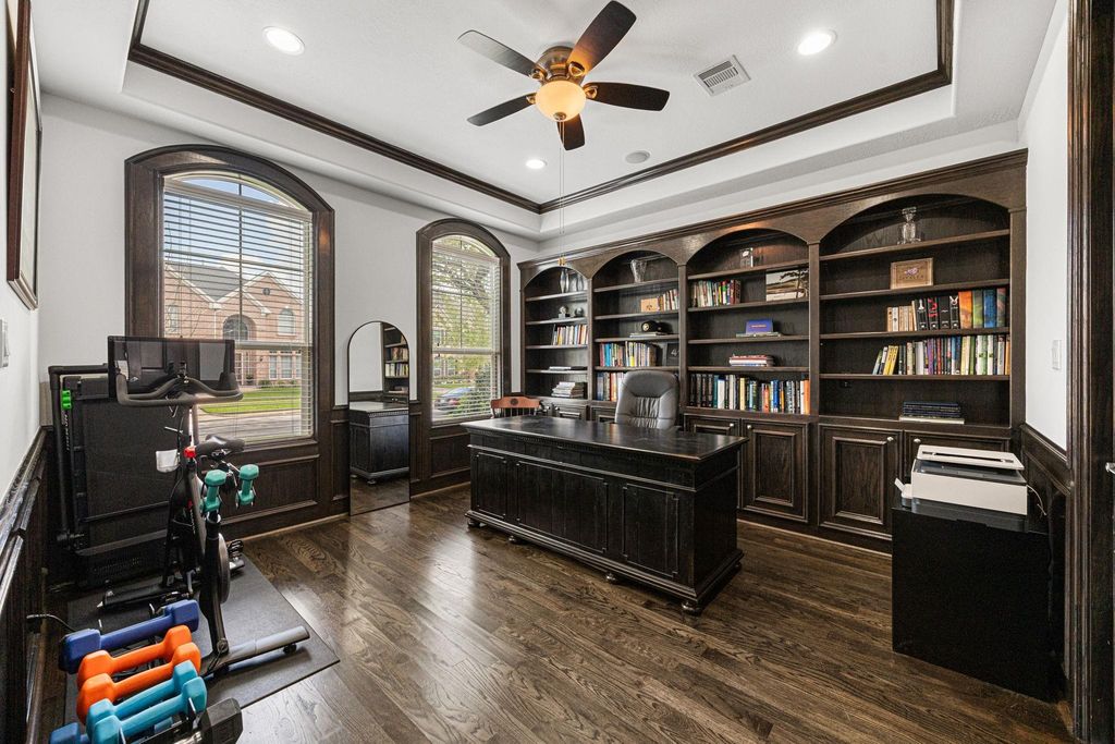 Image 9 of property listing at 5119 Locust Street, Bellaire, TX 77401