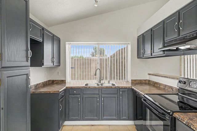 11851 N 76th Drive, Peoria, AZ 85345