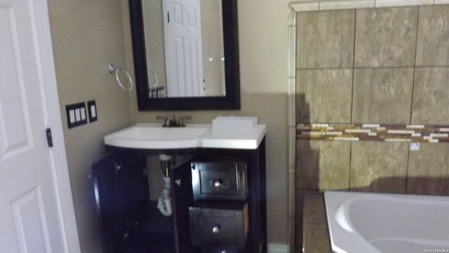 7430 Hidden Oak Trail, Live Oak, TX 78233