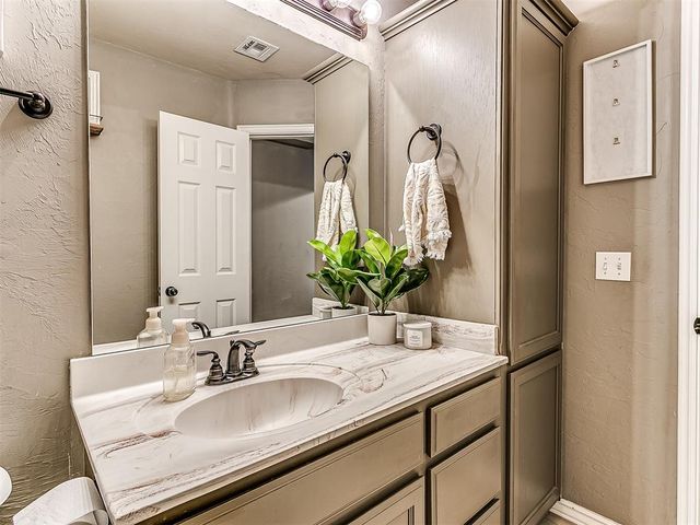 2336 Box Turtle Way, Midwest City, OK 73130