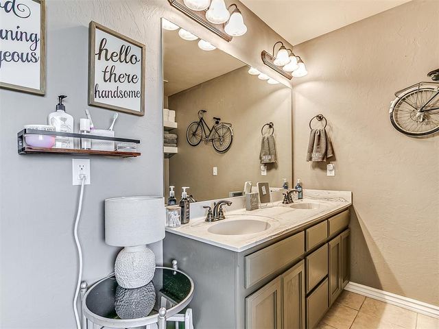 2336 Box Turtle Way, Midwest City, OK 73130