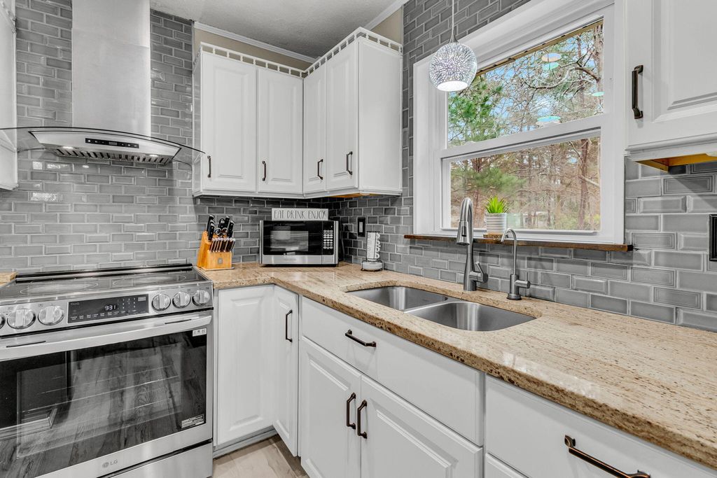 Image 15 of property listing at 411 Corey Boulevard, Summerville, SC 29483