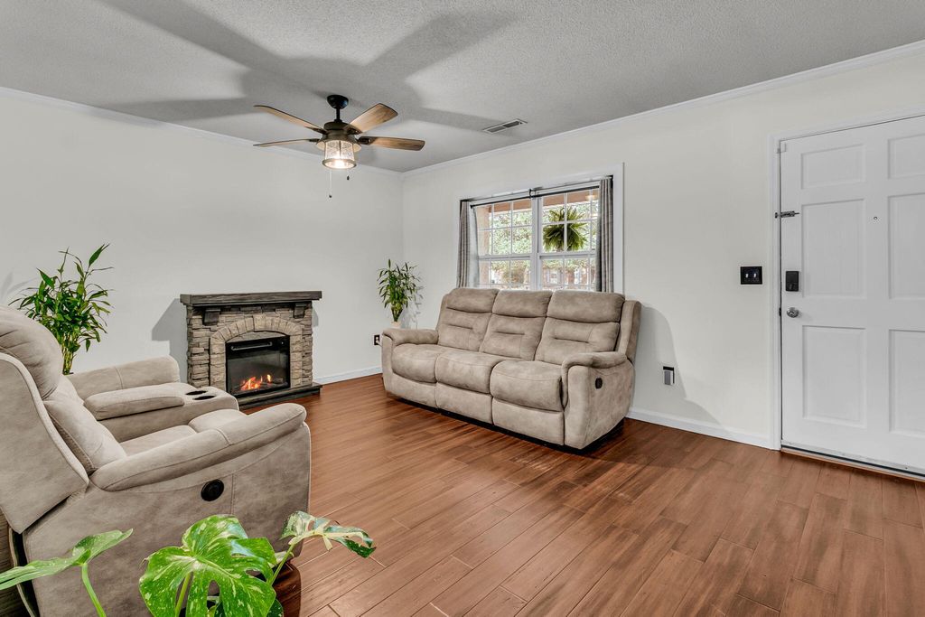 Image 4 of property listing at 411 Corey Boulevard, Summerville, SC 29483