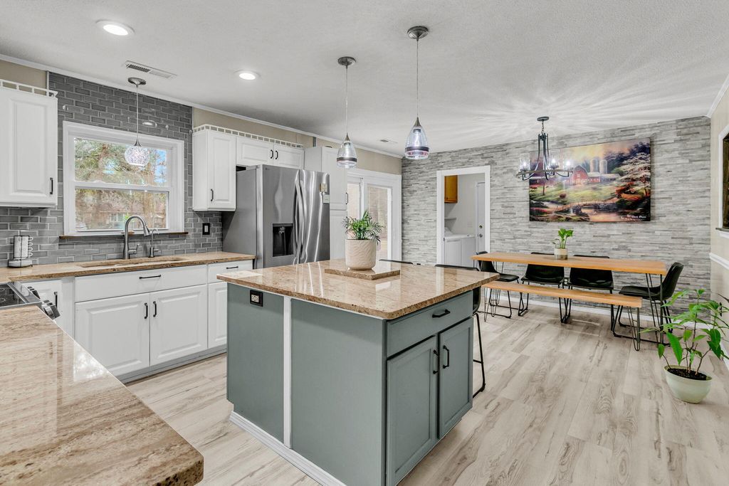 Image 7 of property listing at 411 Corey Boulevard, Summerville, SC 29483