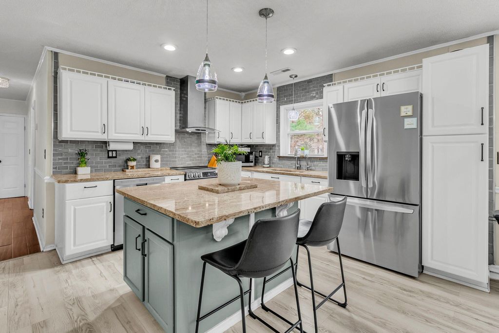 Image 8 of property listing at 411 Corey Boulevard, Summerville, SC 29483