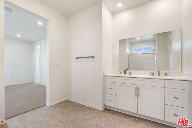 725 Daniel Freeman Circle, Inglewood, CA 90301