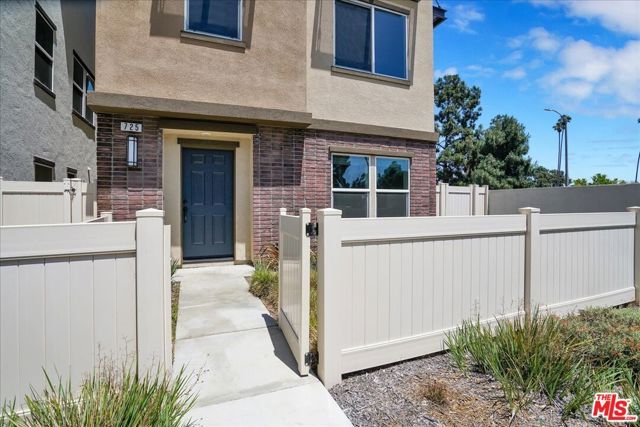 725 Daniel Freeman Circle, Inglewood, CA 90301