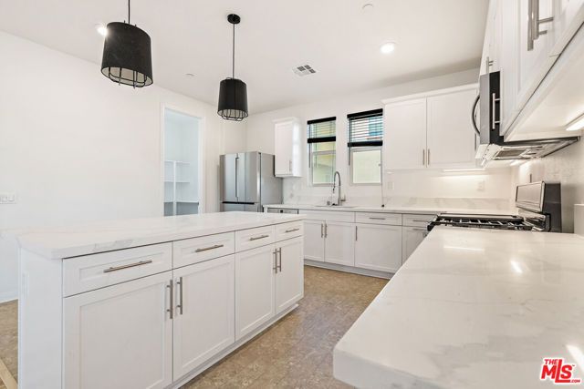 725 Daniel Freeman Circle, Inglewood, CA 90301