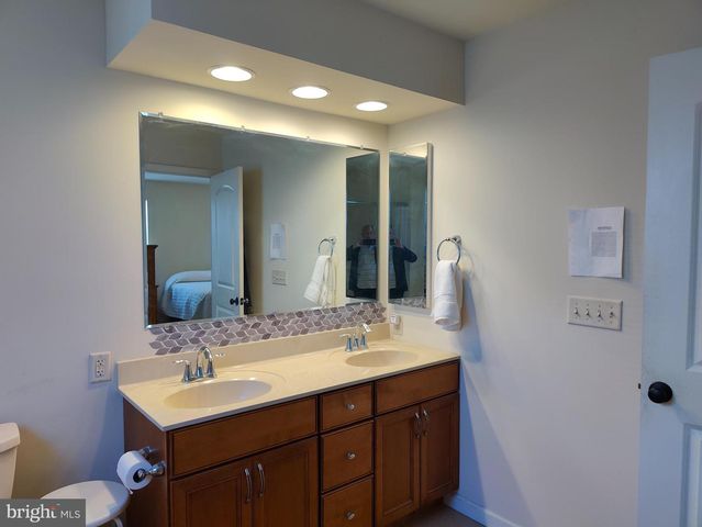 140 KOCH LN, Harrisburg, PA 17112