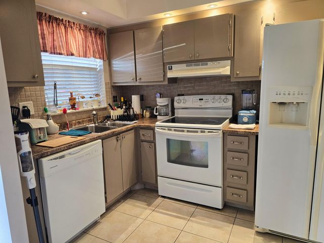 9001 Sunrise Lakes Boulevard 110, Sunrise, FL 33322