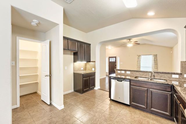 865 Heritage Springs TRL, Round Rock, TX 78664