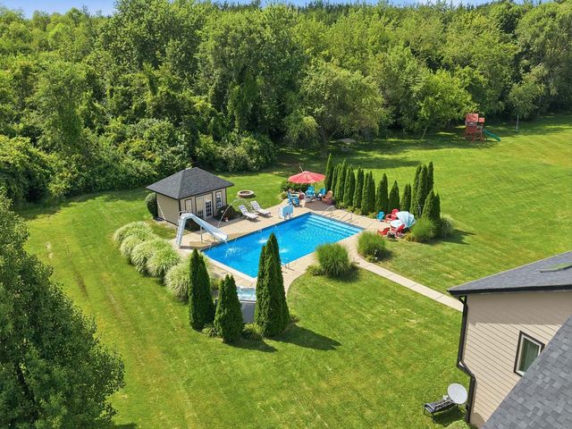 10626 Erie Drive, Crown Point, IN 46307
