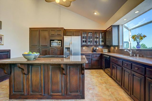 11594 Madrone Ct, Auburn, CA 95602