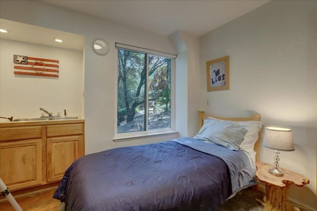 11594 Madrone Ct, Auburn, CA 95602