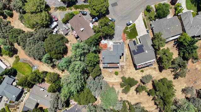 11594 Madrone Ct, Auburn, CA 95602