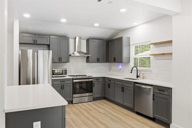 404 E Wolf ST, Granger, TX 76530