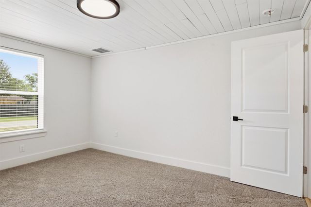 404 E Wolf ST, Granger, TX 76530