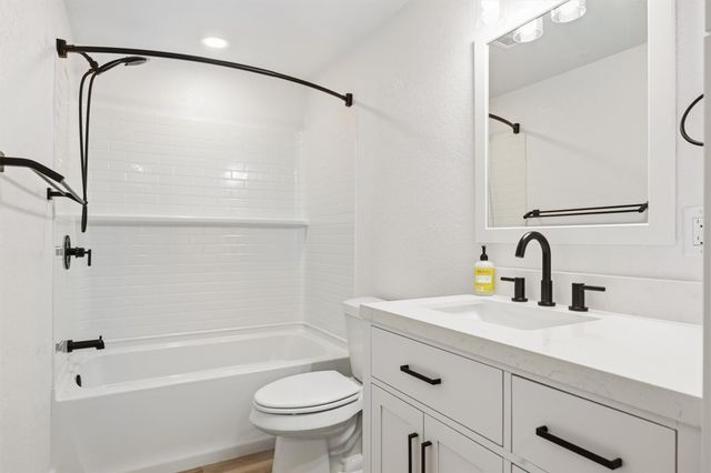 404 E Wolf ST, Granger, TX 76530