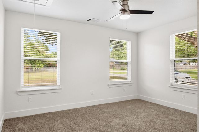 404 E Wolf ST, Granger, TX 76530