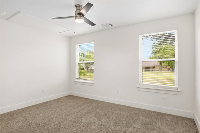 404 E Wolf ST, Granger, TX 76530