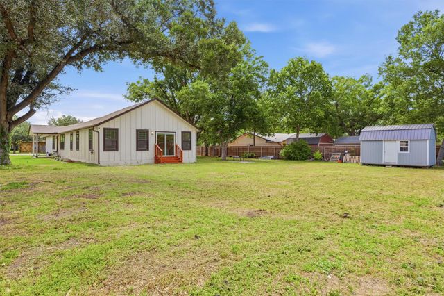 404 E Wolf ST, Granger, TX 76530