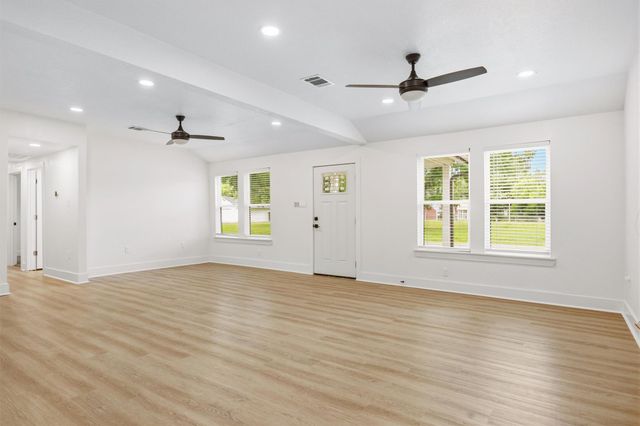 404 E Wolf ST, Granger, TX 76530