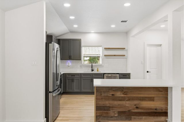 404 E Wolf ST, Granger, TX 76530