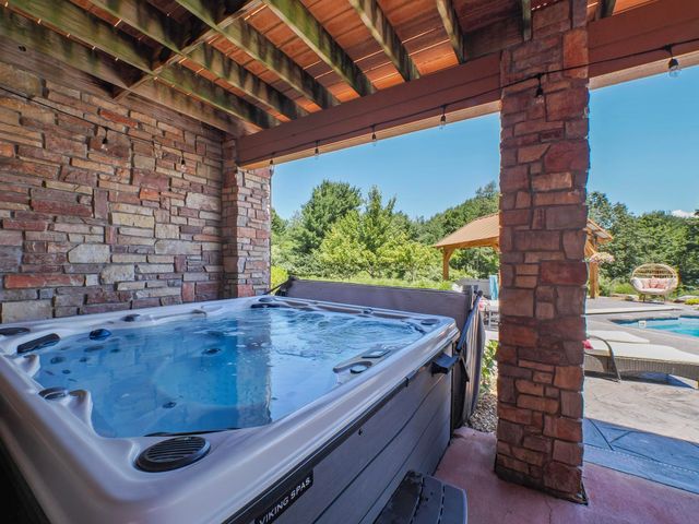 11825 Russell Ridge Drive, Williamsburg, MI 49690