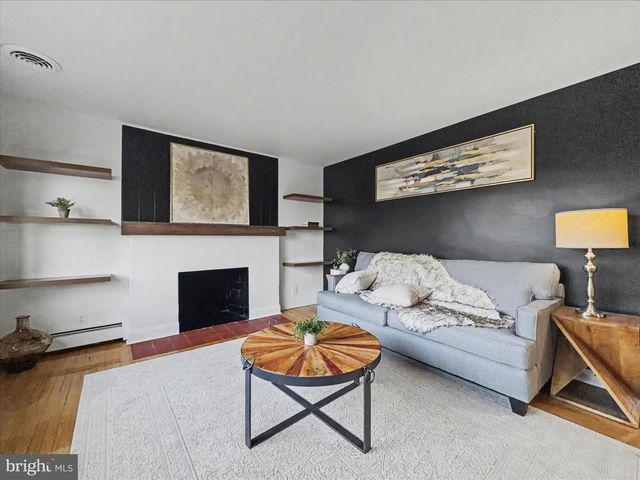 2196 S QUEEN ST, York, PA 17402