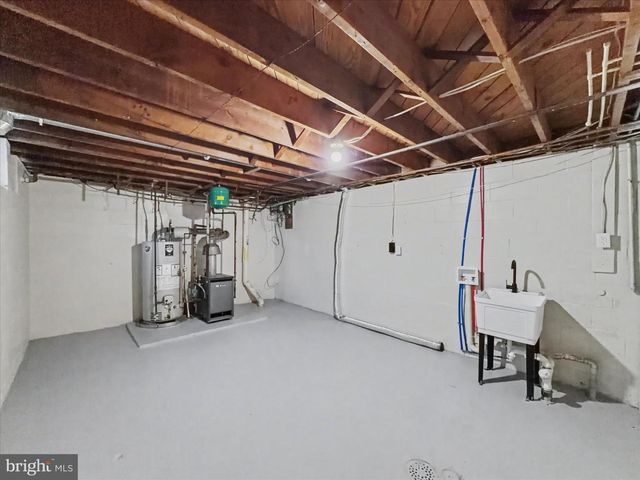 2196 S QUEEN ST, York, PA 17402