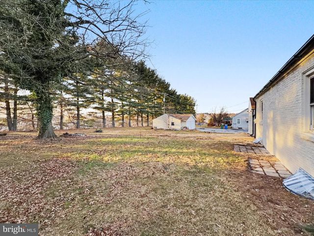 2196 S QUEEN ST, York, PA 17402