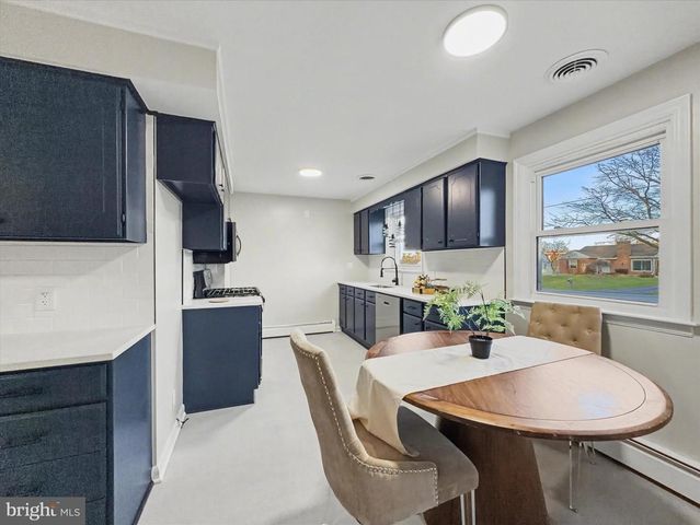 2196 S QUEEN ST, York, PA 17402