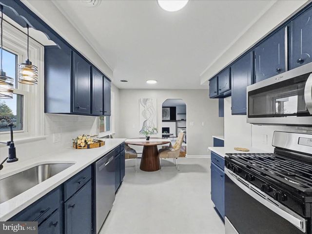 2196 S QUEEN ST, York, PA 17402