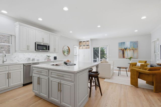 1815 W School Street, Chicago, IL 60657