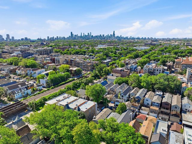 1815 W School Street, Chicago, IL 60657