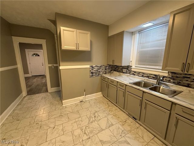 1438 E 133rd Street, East Cleveland, OH 44112