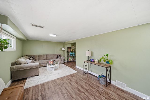 1601 N 11TH Street, Pekin, IL 61554