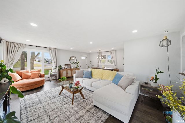 1601 N 11TH Street, Pekin, IL 61554