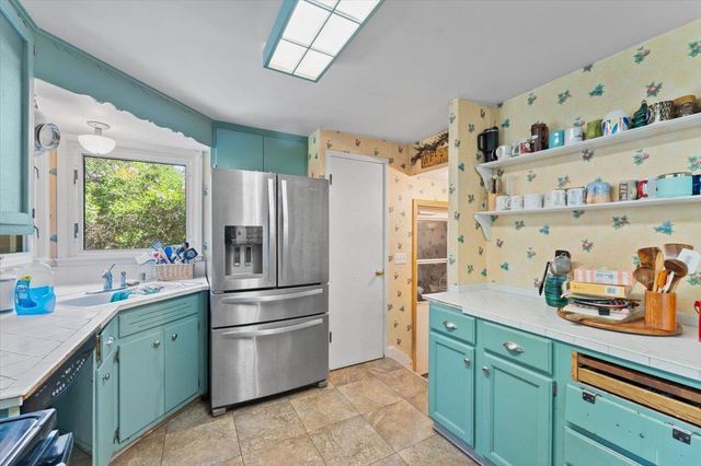 151 E BRIAR LANE, Green Bay, WI 54301