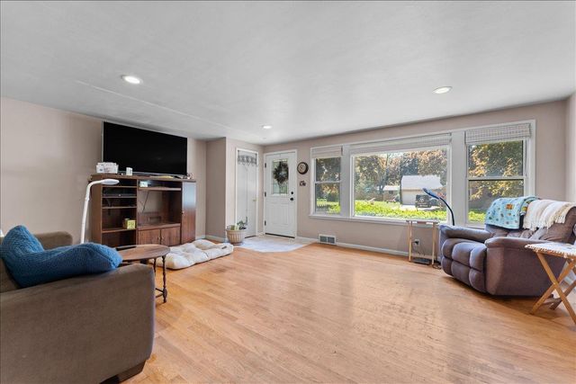 151 E BRIAR LANE, Green Bay, WI 54301