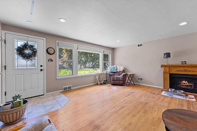 151 E BRIAR LANE, Green Bay, WI 54301