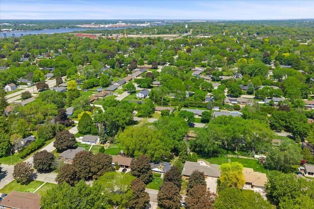151 E BRIAR LANE, Green Bay, WI 54301