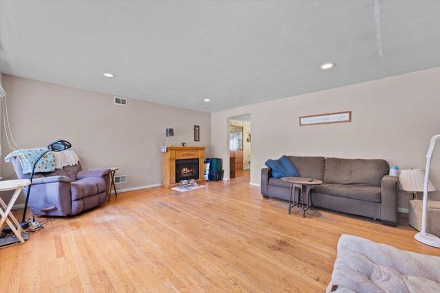 151 E BRIAR LANE, Green Bay, WI 54301