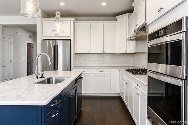 5545 Helmsdale Boulevard, West Bloomfield, MI 48322